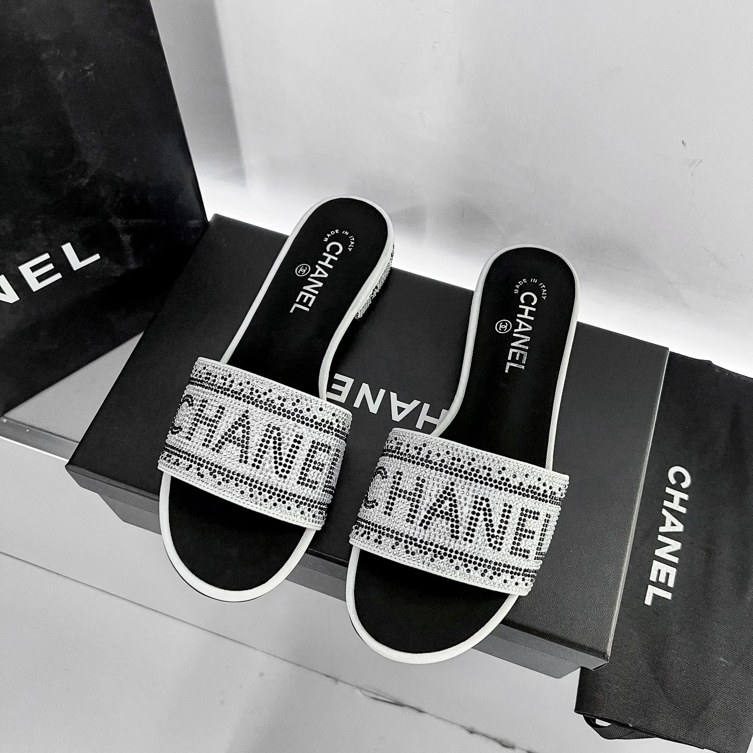 👟👟Ex-factory price 440👟👟 Xiaoxiang Chanel rhinestone slippers with large black rhinestone letters, these really blingbling slippers are full of diamonds. They are both classic and artistic, and can be styled according to your daily style. The characteristic is that the hot diamonds are particularly shiny. They are made with heavy craftsmanship and are not easy to fall off. They have the sexy temperament of celebrities and are versatile. Color: black, white, 35-40 leather outsole